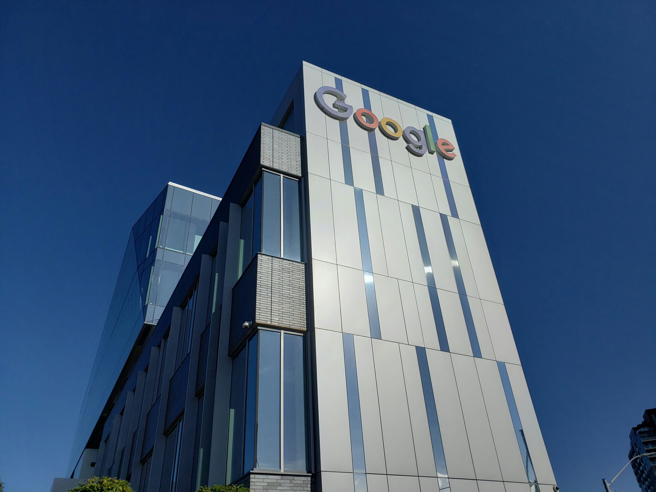 DOJ proposal to make Google divest Chrome but allow AI investments.